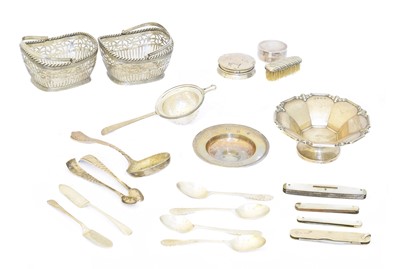 Lot 125 - A selection of silver