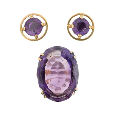 Lot 145 - An amethyst single stone ring