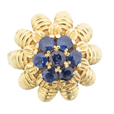 Lot 129 - A sapphire bombe ring