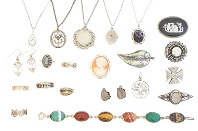 Lot 84 - A selection of silver and white metal jewellery