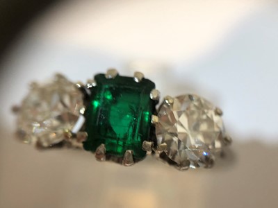 Lot 163 - An emerald and diamond three stone ring