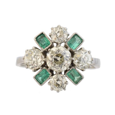 Lot 139 - An emerald and diamond cluster ring