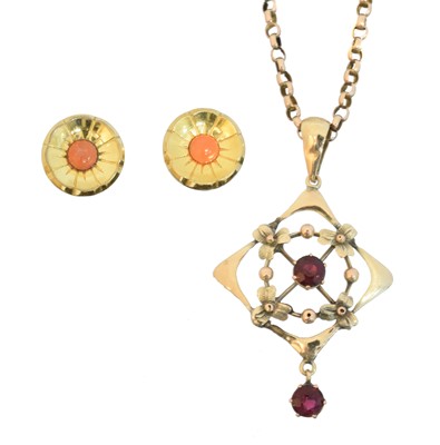Lot 26 - An early 20th century pendant