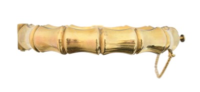Lot 13 - A hinged bangle