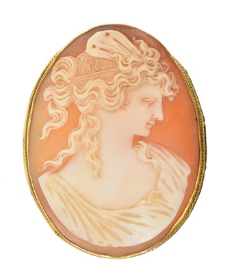 Lot 10 - A shell cameo brooch