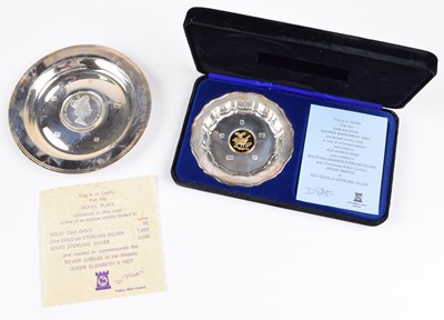 Lot 62 - A 1977 Pobjoy Mint silver commemorative coin dish and a "Christmas Robin" silver sweetmeat dish (2).