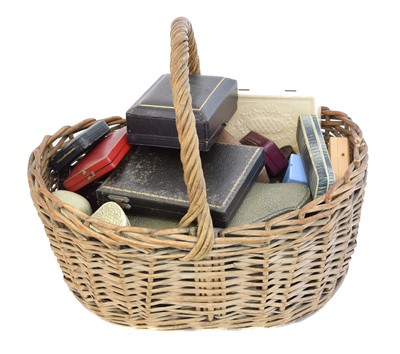 Lot 104 - A selection of jewellery boxes
