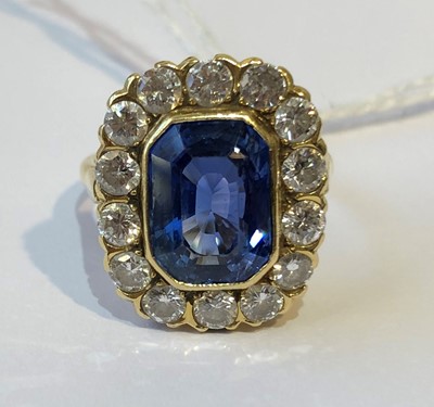 Lot 107 - An 18ct gold sapphire and diamond cluster ring