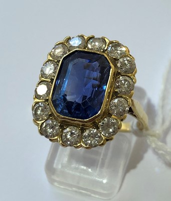 Lot 107 - An 18ct gold sapphire and diamond cluster ring