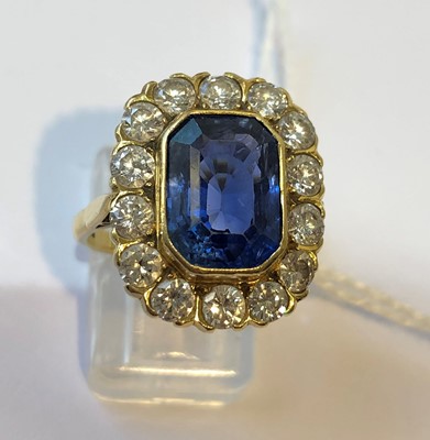 Lot 107 - An 18ct gold sapphire and diamond cluster ring