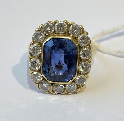 Lot 107 - An 18ct gold sapphire and diamond cluster ring