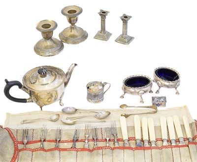 Lot 142 - A selection of silver