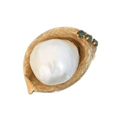 Lot 138 - A baroque pearl and emerald dress ring
