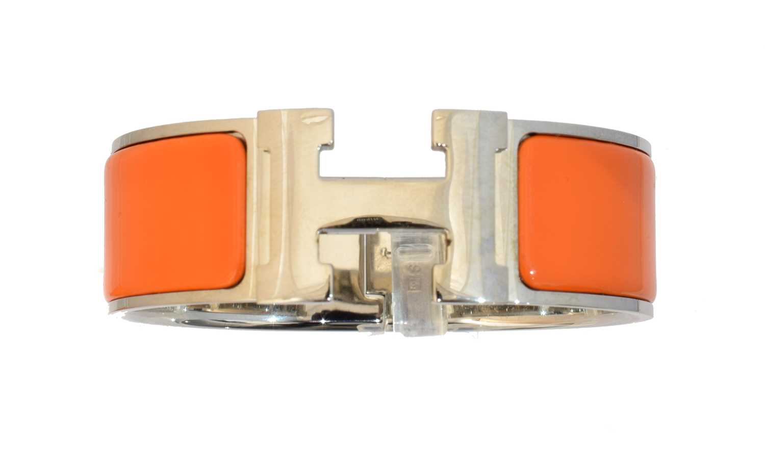 Lot 21 - A Hermès 'Clic Clac' bangle