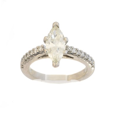 Lot 104 - A diamond single stone ring