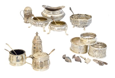 Lot 152 - A selection of silver