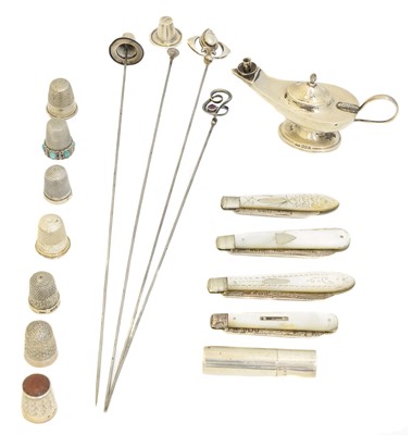 Lot 160 - A selection of silver