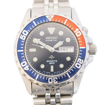 Lot 146 - A stainless steel Seiko Kinetic Sports 200 wristwatch
