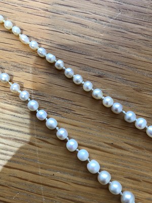 Lot 33 - A pearl and diamond necklace