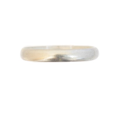 Lot 21 - A band ring