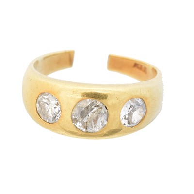 Lot 43 - A diamond three stone ring