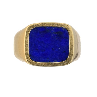 Lot 140 - A lapis lazuli signet ring