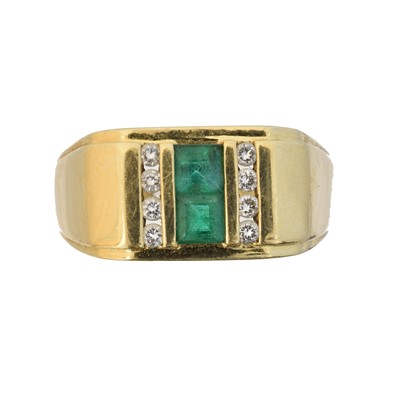 Lot 66 - An emerald and diamond dress ring