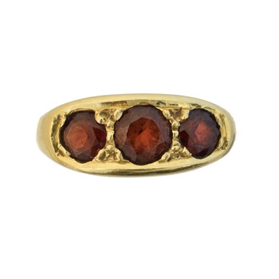 Lot 42 - A garnet three stone ring