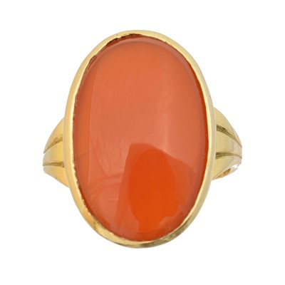 Lot 115 - An 18ct gold carnelian ring