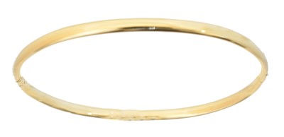 Lot 12 - A hinged bangle