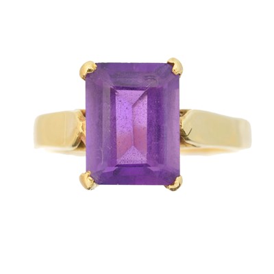 Lot 42 - An amethyst single stone ring
