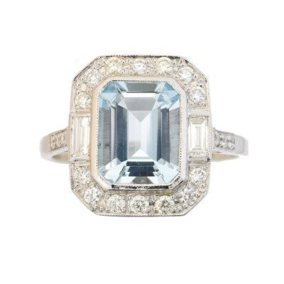 Lot 71 - An aquamarine and diamond dress ring