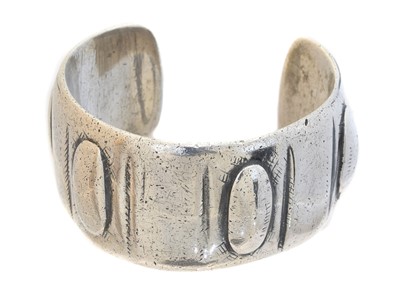 Lot 14 - A silver bangle