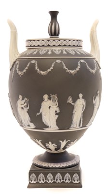 Lot 204 - Wedgwood twin handled black jasper dip vase