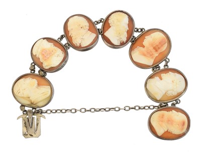 Lot 37 - A shell cameo bracelet