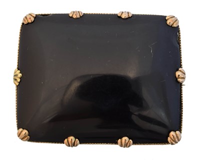 Lot 5 - A jet brooch