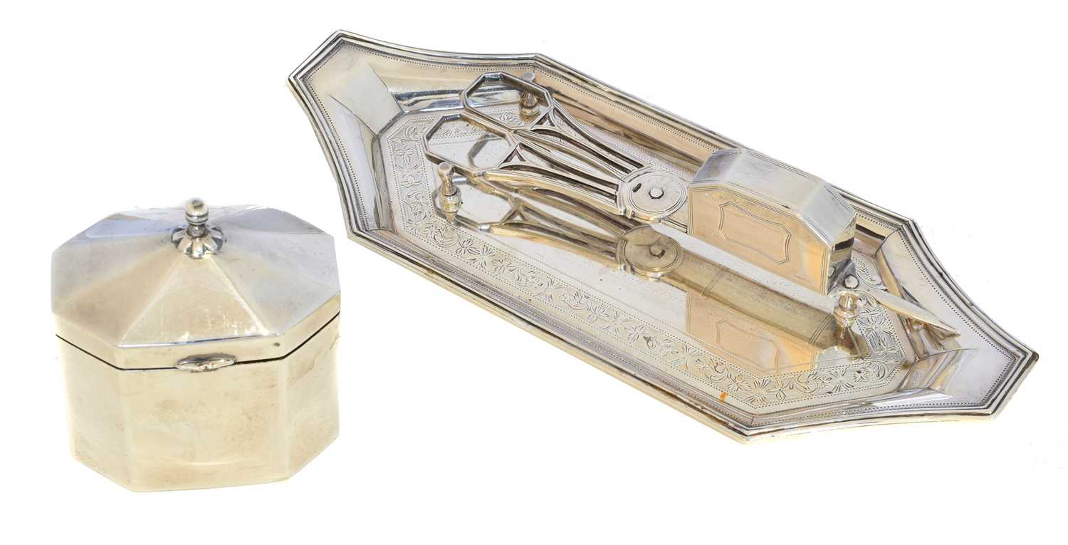 Lot 171 - A selection of silver