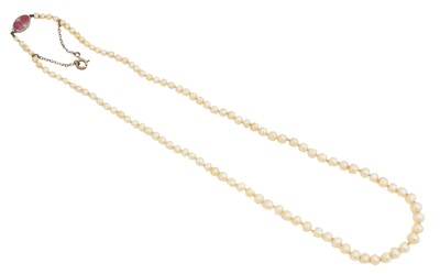 Lot 94 - A natural saltwater pearl necklace
