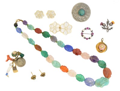 Lot 77 - A selection of costume jewellery