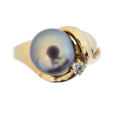 Lot 181 - A cultured pearl and diamond dress ring