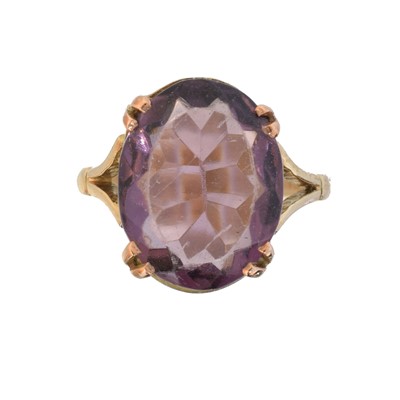 Lot 46 - An amethyst dress ring