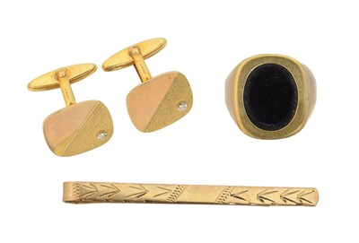 Lot 68 - A selection of 9ct gold jewellery