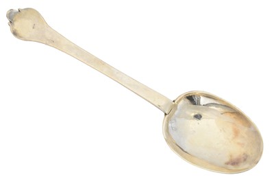 Lot 81 - A late 17th century silver Trefid spoon