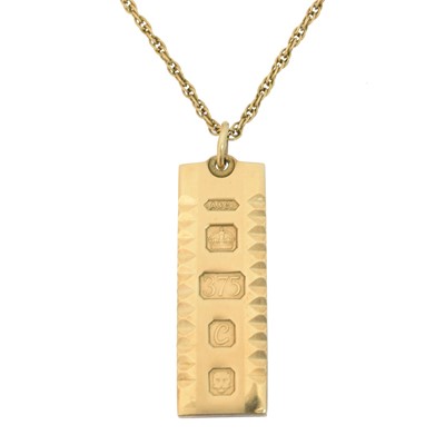 Lot 75 - A 9ct gold ingot pendant