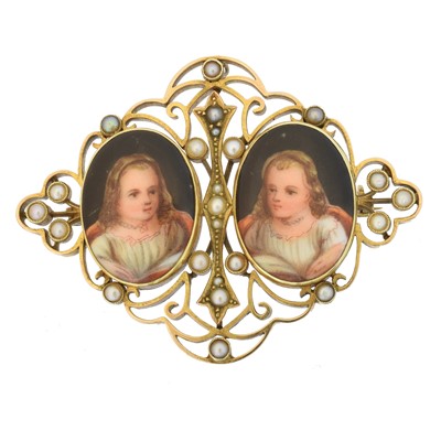 Lot 18 - An early 20th century ceramic brooch