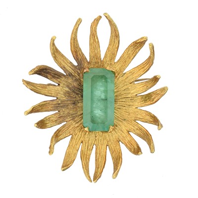 Lot 1 - An 18ct gold emerald brooch by David M Robinson