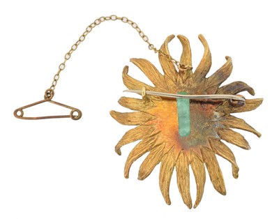 Lot 1 - An 18ct gold emerald brooch by David M Robinson