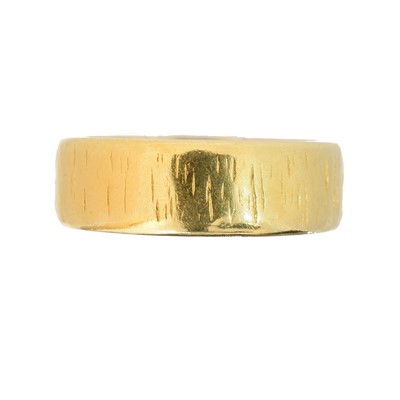 Lot 27 - A 22ct gold band ring