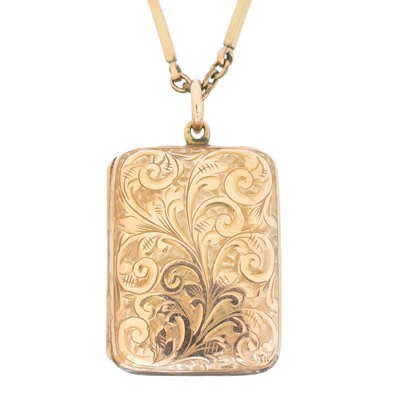 Lot 16 - A hinged locket