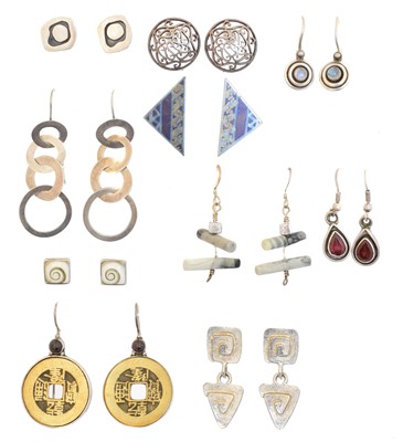 Lot 79 - A selection of silver and white metal jewellery
